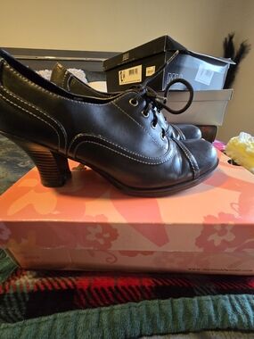 Mudd Black Lace-Up Women's Heeled Oxford Shoes